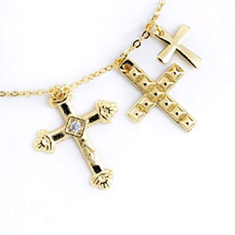 Moderne Styling-Guide für Kreuz-Ohrringe