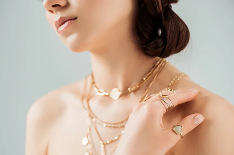 frau mit layering gold kette