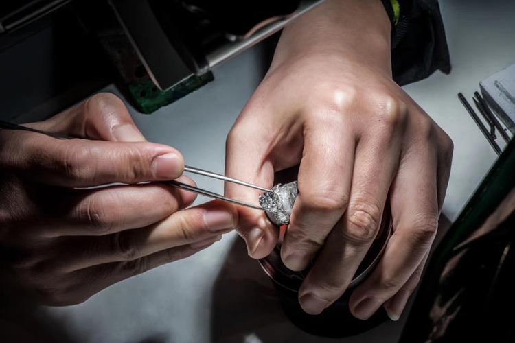 Woran erkennt man Diamanten Fachliche Echtheitstests für zu Hause