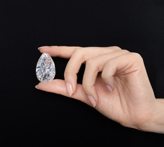 Verlobungsring in Tropfenform (Pear Cut) Extravaganz am Finger
